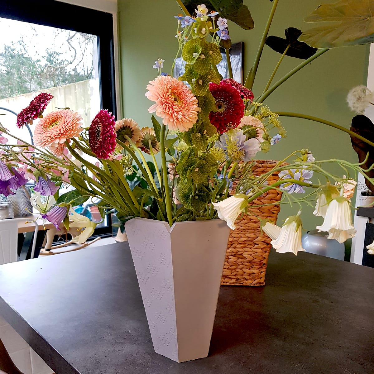 ALICE-concrete-vase-flowers